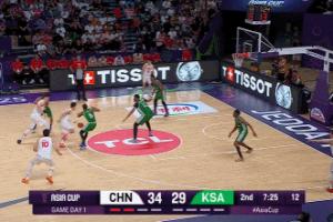 真是宝贝啊！王俊杰弧顶接球超远三分轰进 防守回合再逼一个走步