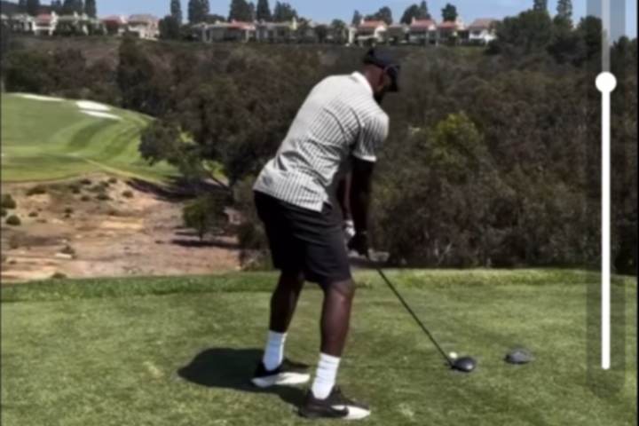 谦虚😅朋友夸詹姆斯打高尔夫进步神速！老詹回复：我就随便打打