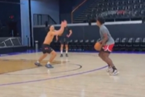 练级！阿门-汤普森训练中玩花式单挑 展现恐怖防守压迫力