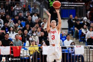 能输出能串联！胡明轩半场5中2贡献8分3板4助 黑白组合频繁连线