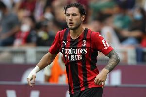 米体：卡拉布里亚因为开车看手机被吊销了驾照