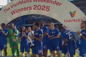 再添一冠🤣切尔西获季前赛获胜奖杯，詹姆斯领奖杯＆与队友分享