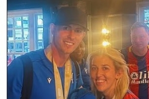 豪爽请客！水晶宫门神亨德森赛后斥资1000镑为球迷买单庆祝冠军