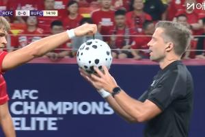 质量不太行啊🤣第14分钟，莱切特向主裁反馈皮球破了需要更换