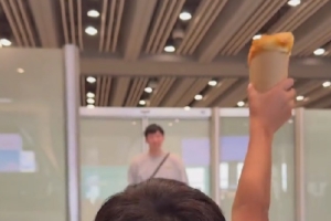 你是懂节目效果的！周琦社媒晒视频回国 儿子接机：琦哥吃灌饼