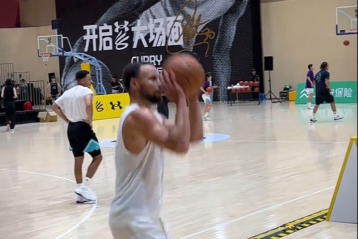 这就是历史第一射🔥库里中国行三分训练站在边线上27连中