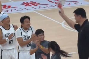 太可爱了！姚基金慈善赛姚明上场时拍了下邓超的小脑袋 相当开心
