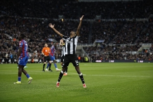 记者：纽卡否认允许伊萨克今夏离开的承诺，预计俱乐部会做出回应