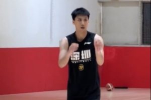 歌声起球鞋响！沉浸式看深圳男篮训练热身