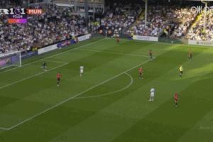 无奈……终场哨响后镜头长时间给到B费，球员摇头踱步很是沮丧