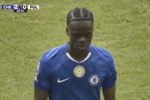 有点不开心！切尔西小将乔治换上后又被换下，桑托斯替补上场