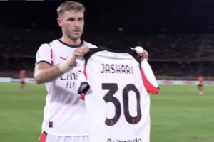 😖S-希门尼斯进球后展示受伤队友亚沙里的球衣，但随后被吹越位