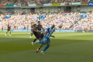 努里不慎踢到明特头部！后者传中后倒地接受治疗 主裁&VAR无表示