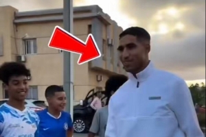 纯粹✨阿什拉夫在摩洛哥街头与小朋友踢球，并为他们签名