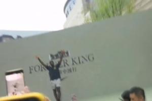 球迷视角詹姆斯中国行成都站超长纯享版：暴雨中苦等5个小时 值了