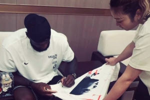 李梦晒老詹签名视频：愿我的老板和这位远道而来的老板影响更多人