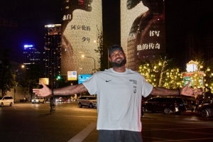 亲自打卡留念！詹姆斯昨晚在成都双子塔灯光秀前合影 “戴”皇冠