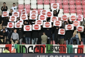 意大利球迷抗议以色列：播放国歌时转身背对+举起呼吁停战的标语