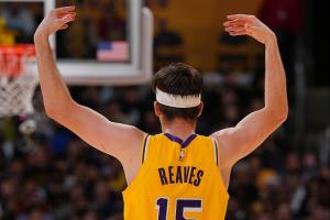 湖记：里夫斯下份合同寻求3000-3500万年薪 马刺等队可能关注