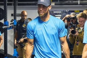 🫀17季要来了！库里手持杠铃片参加活动 小臂麒麟臂青筋暴起！