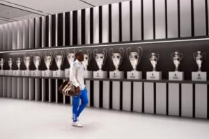 底蕴这一块！为震慑对手，皇马在进伯纳乌通道中展示15座欧冠奖杯