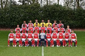 兵强马壮！阿森纳拍摄全家福：8名新援悉数亮相，15岁道曼在列