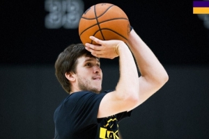 期待新赛季！湖人官方晒里夫斯训练照：休赛期的磨练