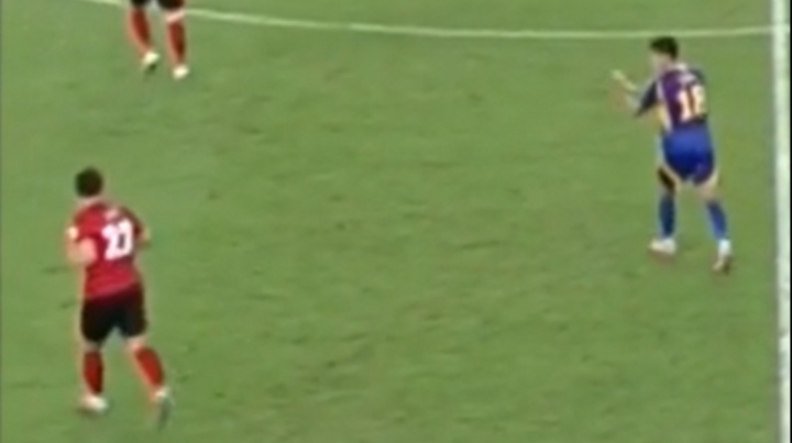 嘲讽拉满😓蓉城中卫李扬后场任意球大力踢出边线 对手点赞+鼓掌