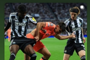 以一敌二，马丁社媒晒与纽卡前锋戈登、伊兰加对抗照片