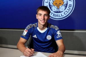 官方：莱斯特城与24岁后卫卢克-托马斯续约至2029年