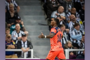 因伤缺阵的亚马尔更新社交媒体，晒出拉什福德的庆祝照