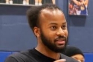 瞬间老了20岁👴穆迪在大通中心参加球队活动 发际线非常危险