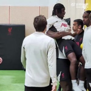 弗林蓬被科纳特和范迪克抬出训练中心🤣🤣