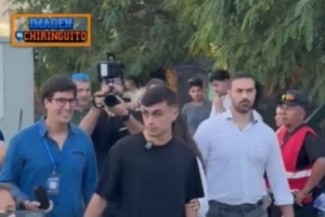 世体：佩德里回巴萨后抽空参加了迪卡侬的活动，和球迷们互动