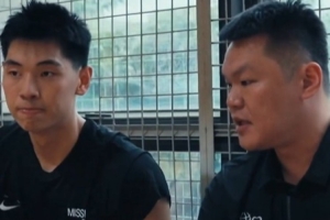 朱芳雨看望正在康复的崔永熙 并对小崔传授了一些投篮秘籍