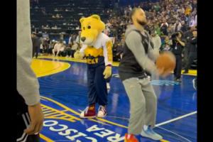 NBA官方晒库里随手全明星背投三分！网友：无与伦比的天赋！