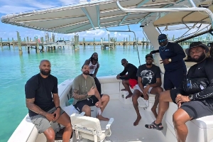 这两条鱼挺大😲亚当斯和杜兰特相约钓鱼 KD眼镜一戴气质太绝了