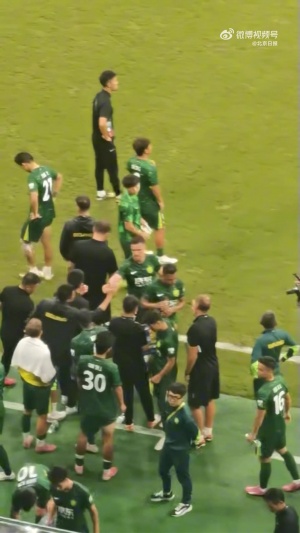 提前退场！塞蒂恩赛后没有与队员击掌，直接一个人返回了更衣室