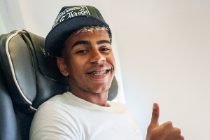 起飞✈巴萨官推晒照：拉菲尼亚、亚马尔等人启程前往金球颁奖