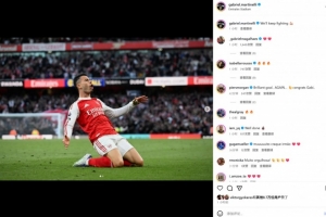 贡献绝平，马丁内利社媒晒滑跪庆祝照：我们继续拼搏！