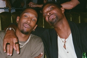 享受生活！约什-理查德森晒和老大哥波什合照！