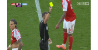 场边抱怨判罚，瓜帅被出示黄牌