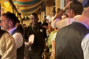 图片报：周日晚孔帕尼和多名球员私下参加啤酒节，杰克逊身穿常服