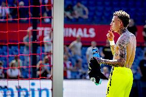 意媒：诺阿-朗因无缘出场一脚踢飞水瓶，并将训练背心扔到了空中