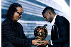 回旋镖打脸自己😂登贝莱2014年发文：足球太难了，11年后获金球