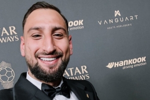 曼城官方晒多纳鲁马手捧雅辛奖奖杯自拍，祝贺其获奖