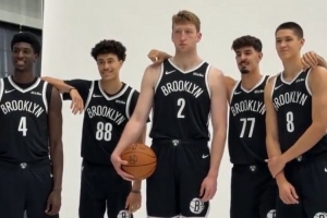 年轻人真多！篮网媒体日五位首轮新秀合拍定妆照！