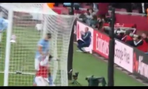 枪手绝平后苏维门迪从球网拿球准备开球，被鲁本·迪亚斯一把拽倒