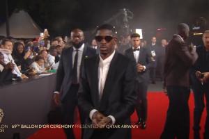 登哥太霸气了！金球奖最大热门登贝莱走红毯，西装+墨镜装扮😎