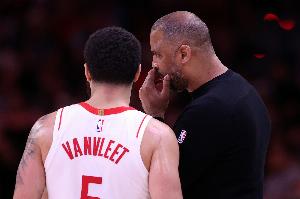 媒体人：范弗里特倒下后火箭几乎没法立刻补救 威少&本西都没法签